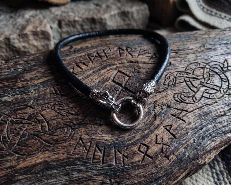 chwarze Wolfskopf Lederkette – Edelstahl Wölfe | Nordischer Schmuck
